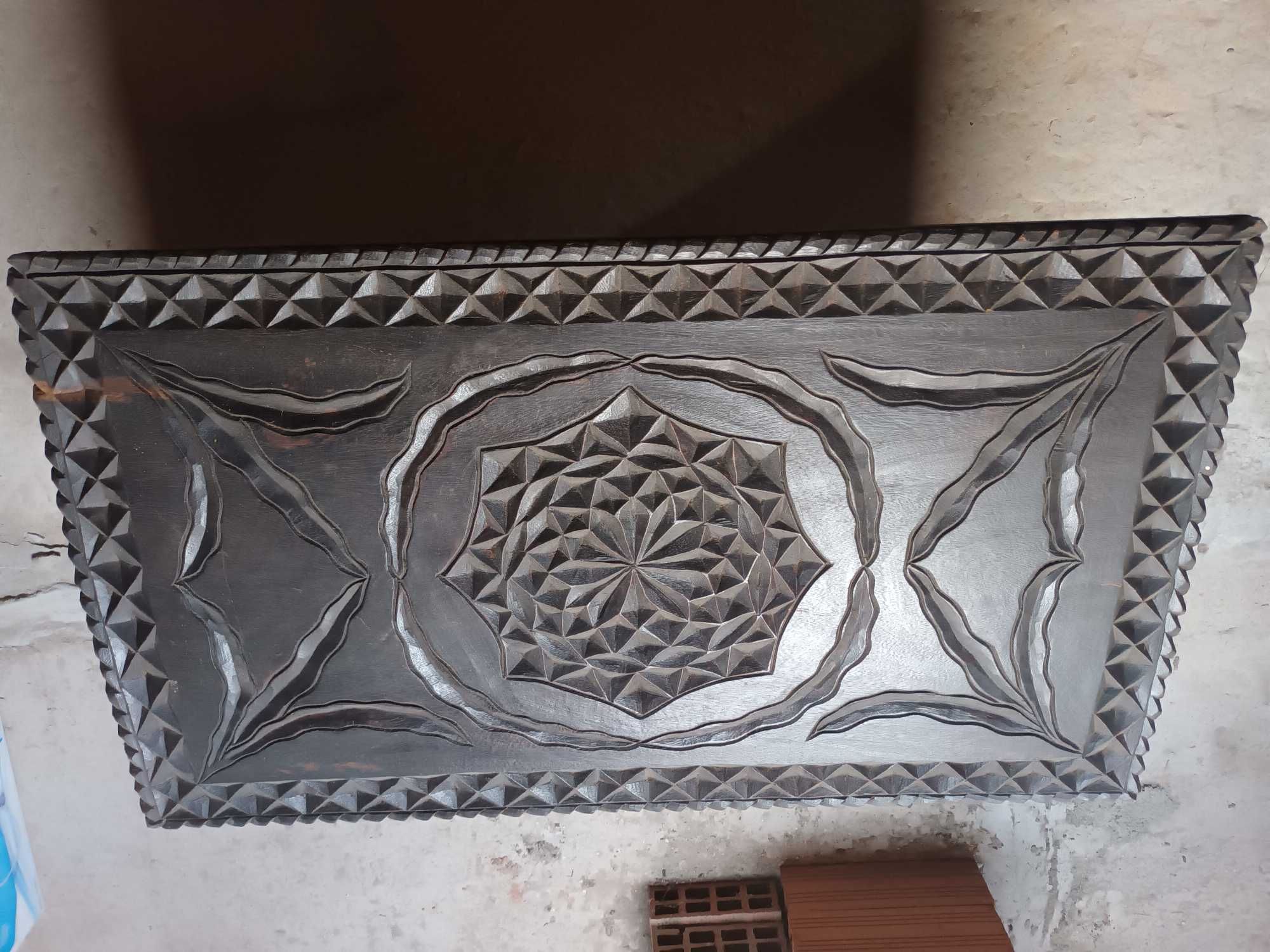 MESA DE SALA Pau Preto Com +  50 Anos encontra-se em OEIRAS