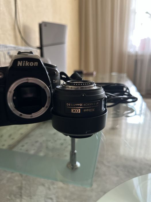 Фотоапарат Nikon D90 + обʼєктив Nikon DX AF-S NIKKOR 35 mm 1:1.8G