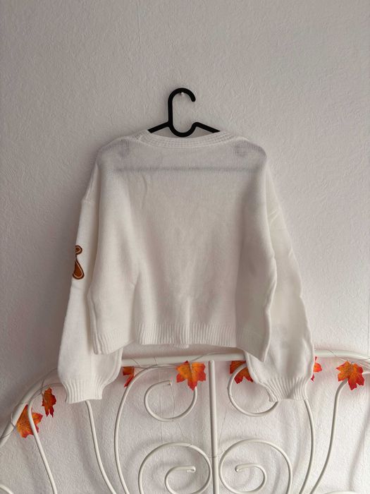 Świąteczny biały kardigan z pierniczkami – rozmiar S