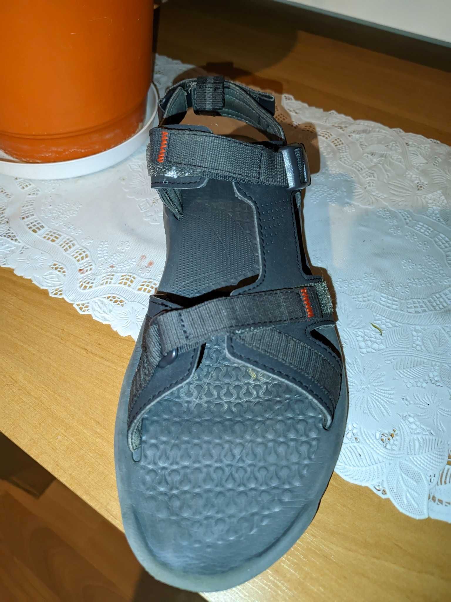 Sandały unisex Decathlon noszone chwilę