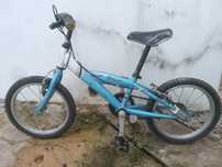 Bicicleta e triciclo de criança