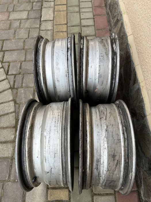 Продаються Титани