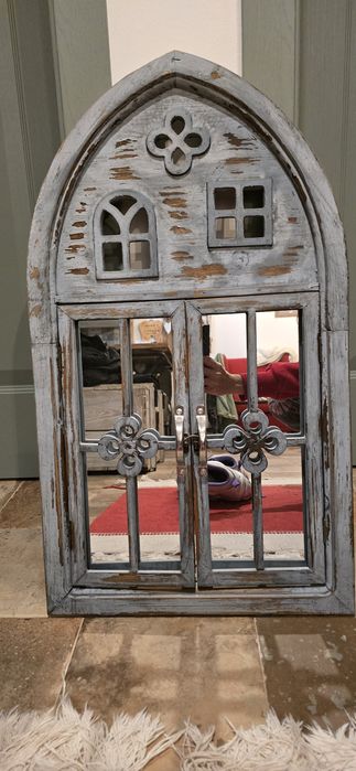 Lustro w kształcie okna