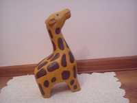 Figurka przedstawiająca żyrafę.