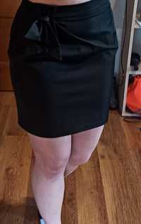 Czarna spódnica z kokardą