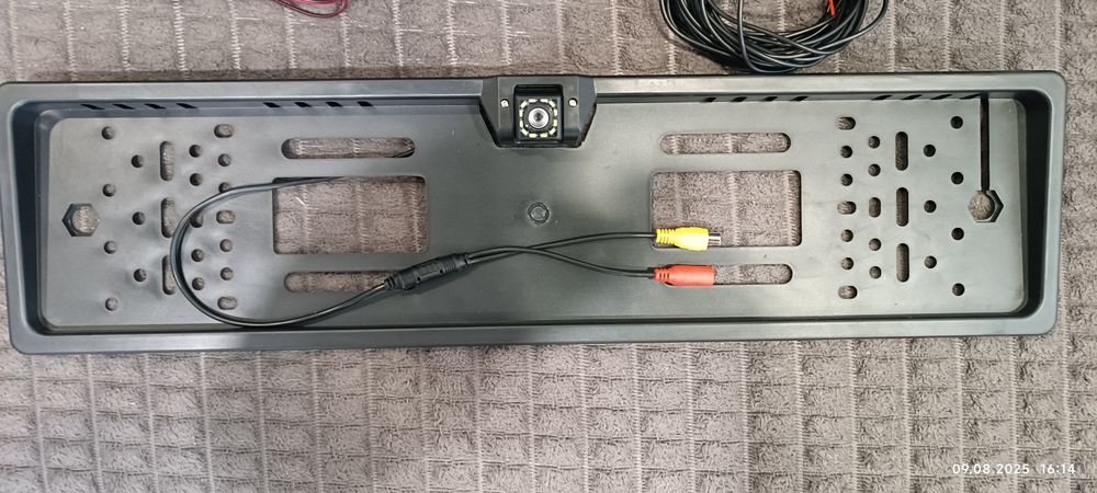 Камера заднього ходу в номерний рамці