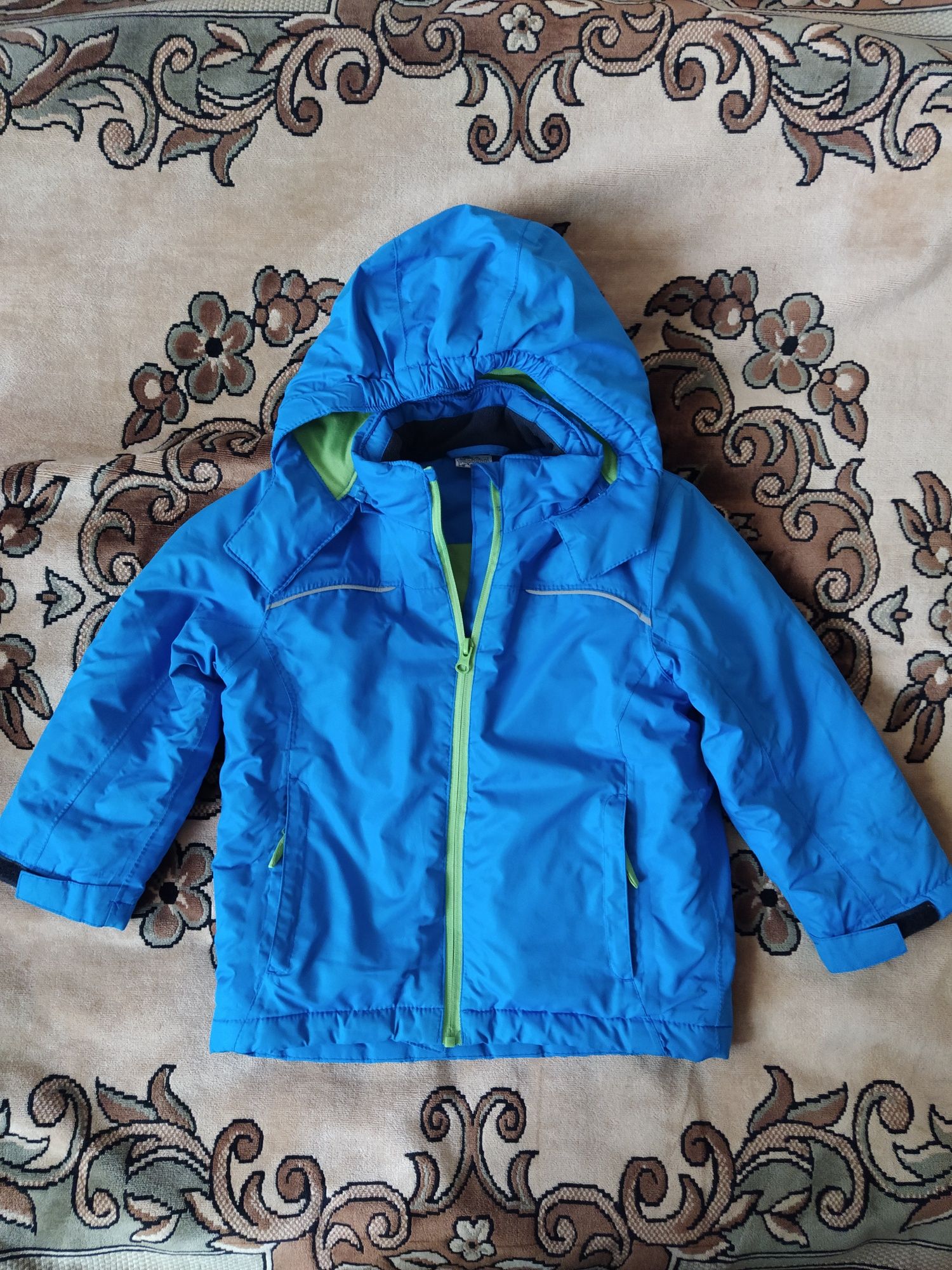 Куртка зимняя на ребенка 3-4 лет