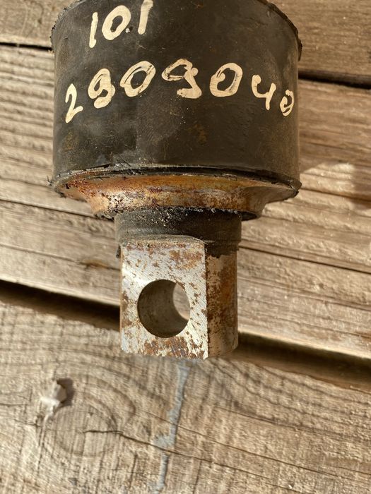 Продам втулки на МАЗ 101  2909040