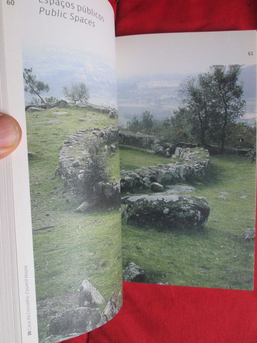 Citânia de Briteiros: Povoado proto-histórico (bilingue: port. e ing.)