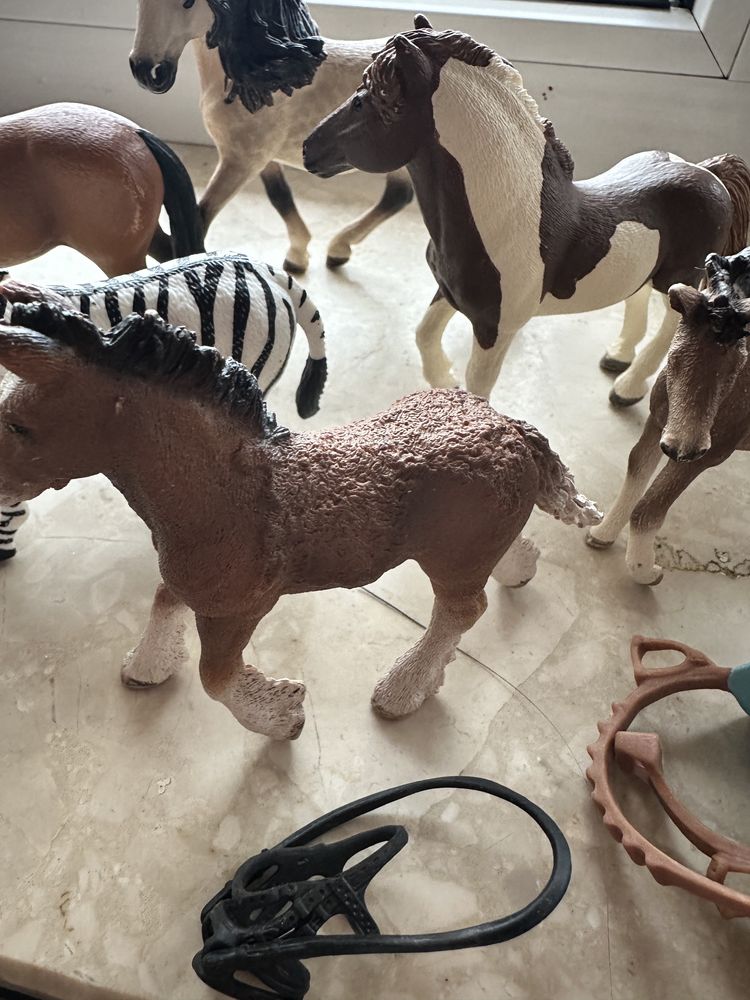 Schleich zestaw koni jeźdźcy i sprzęt
