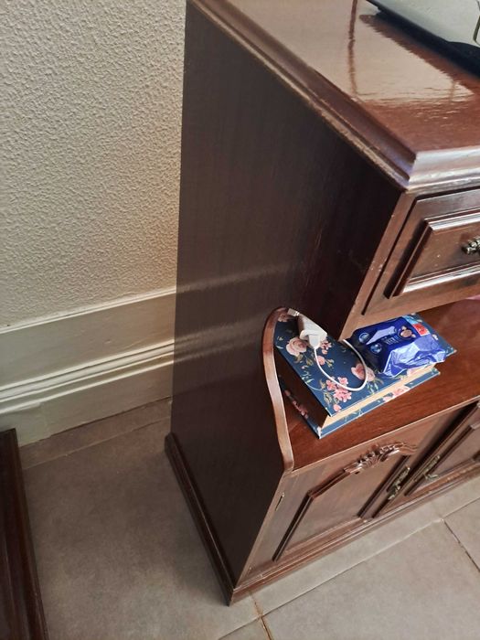 Consola com uma gaveta e duas portas