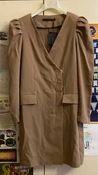 Сукня-піджак розмір М пісочно-бежево кольору, прямого крою