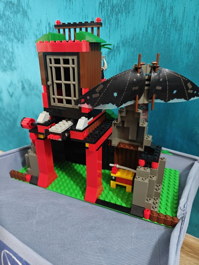 Lego system 6088 robber's retreat