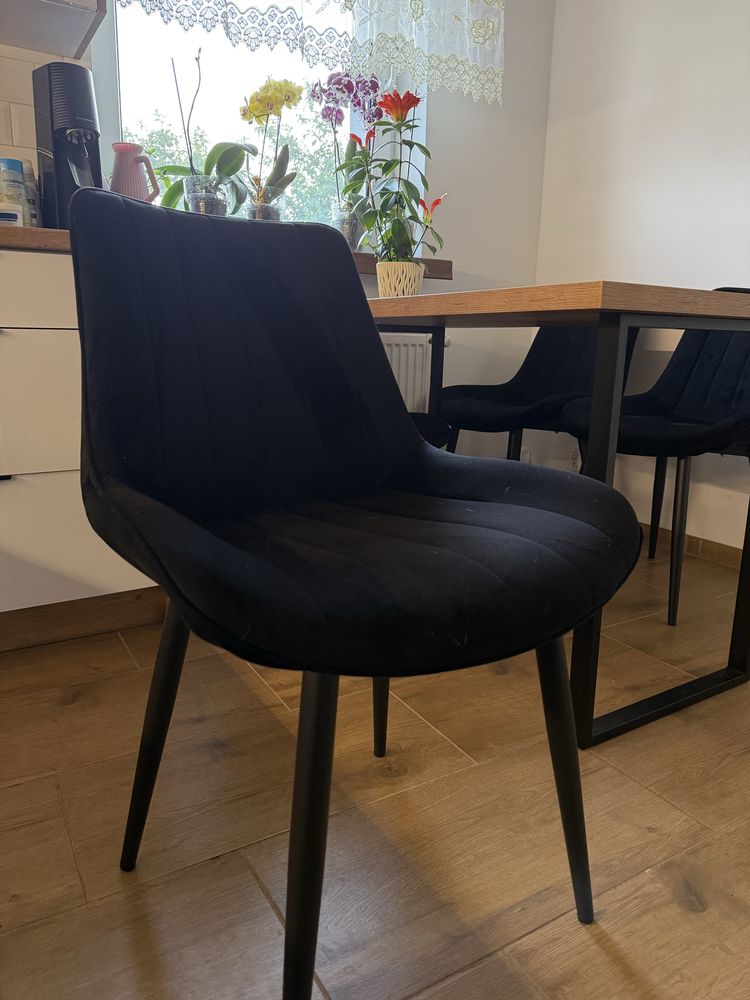 Sprzedam stół i krzesła – stylowy zestaw do jadalni