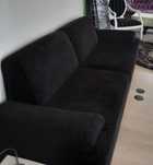 Sofa preto em tecido aveludado