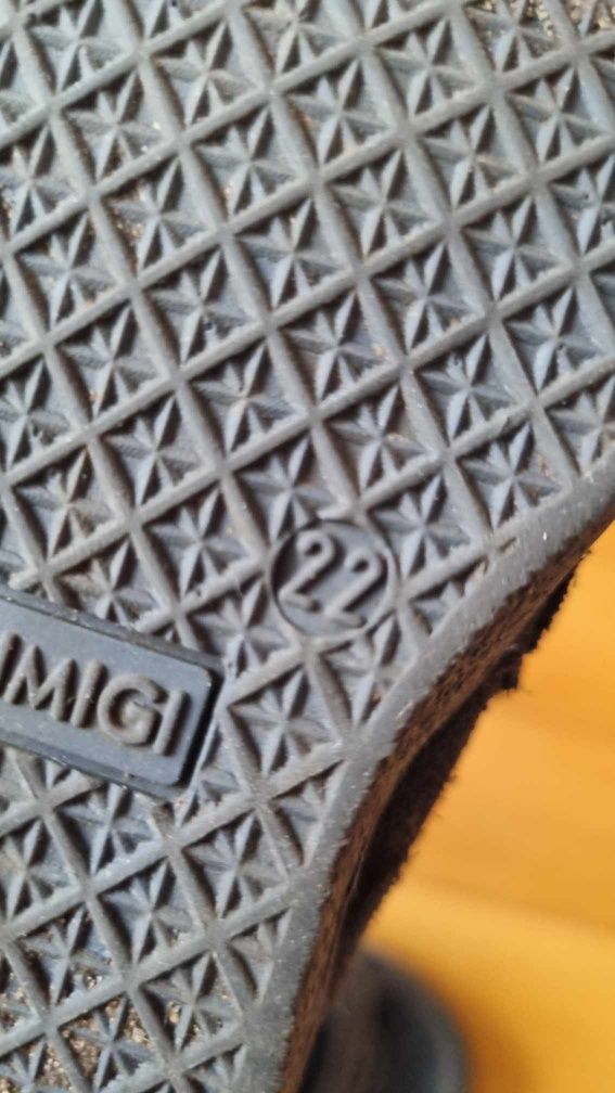 Granatowe, zamszowe buciki na rzepy dla dziewczynki, firmy Primigi.