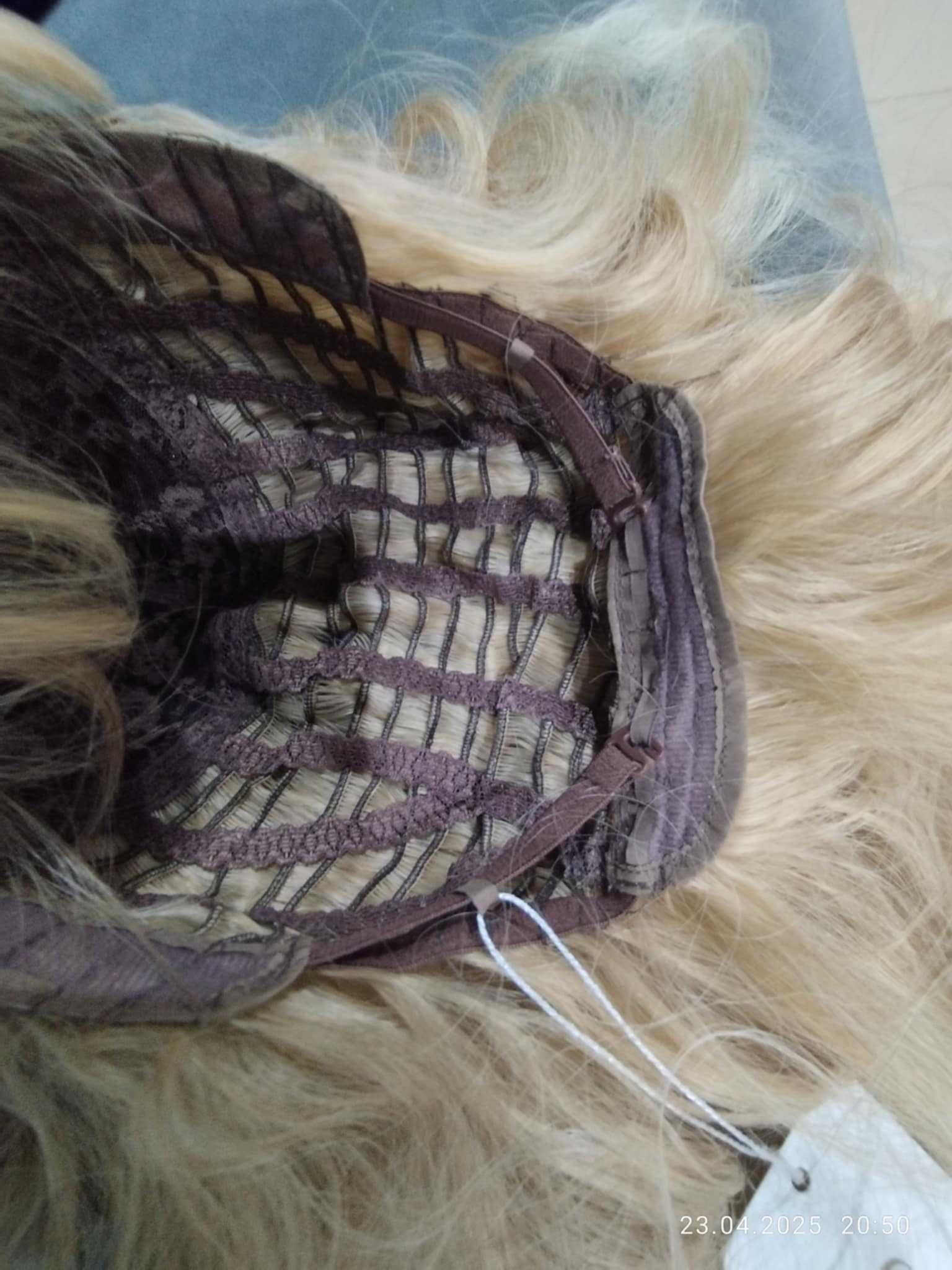 Peruka Oufei. Włosy półdługie falowane z grzywką. Kolor ombre blond