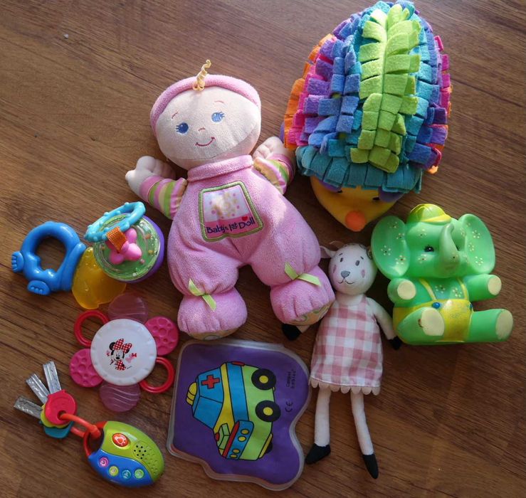 Zabawki ineraktywne kluczyki pierwsza lalka książeczka