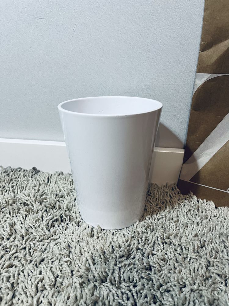 Biala donica doniczka porcelanowa ceramiczna na kwiaty i rosliny