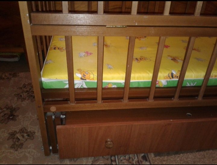 Дитяче ліжко з натурального дерева