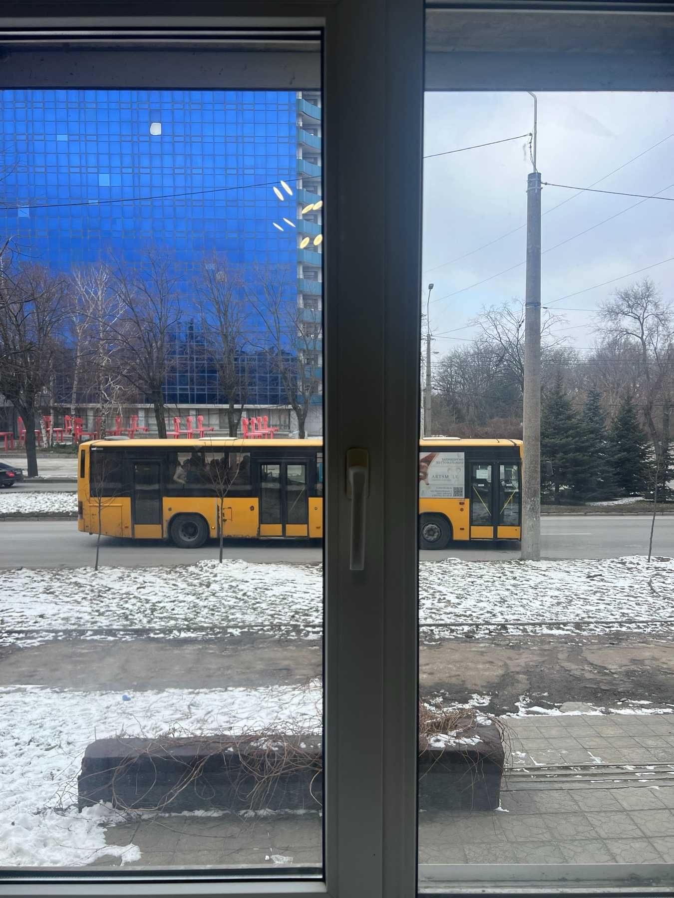 Продам 1 кім. квартиру-офіс на пр. Науки (Гагаріна), червона лінія.