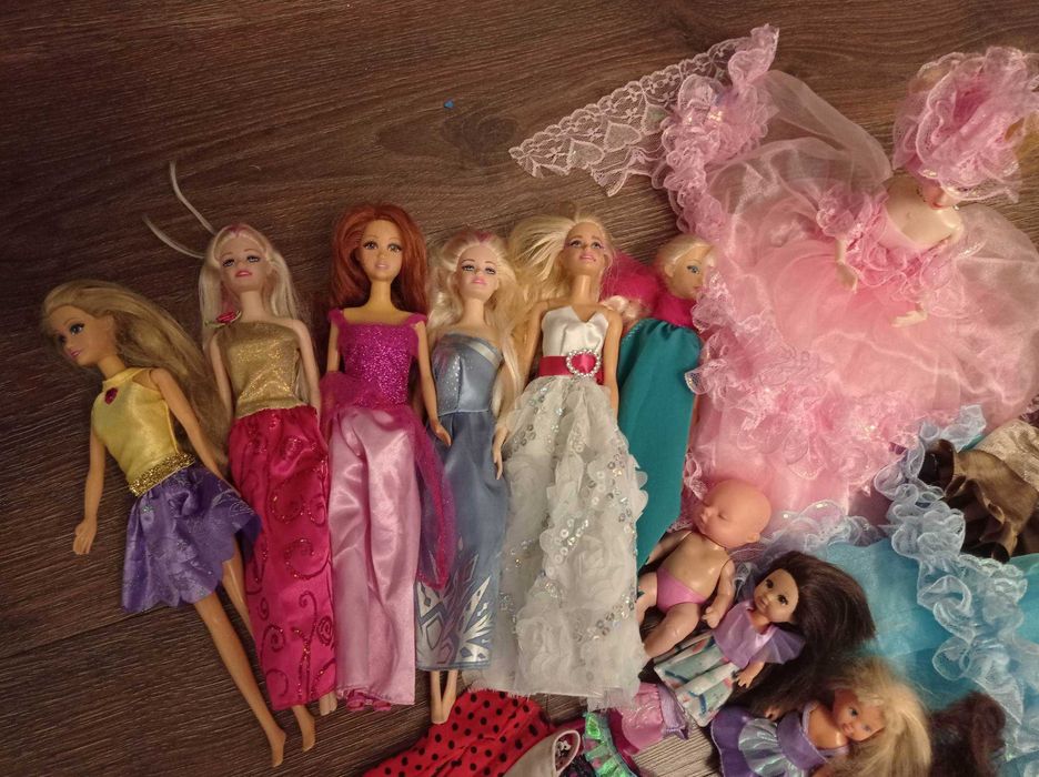 Osiemnaście lalek Barbie