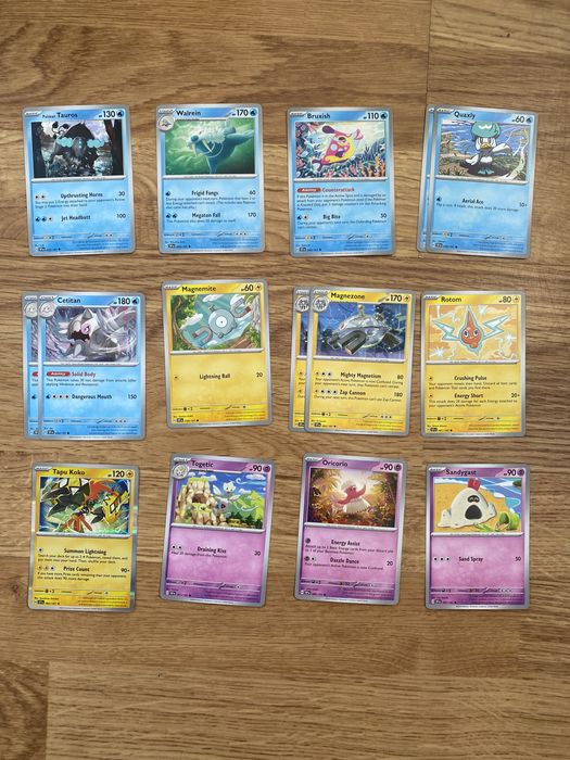 75 Cartas Pokémon Surging Sparks
