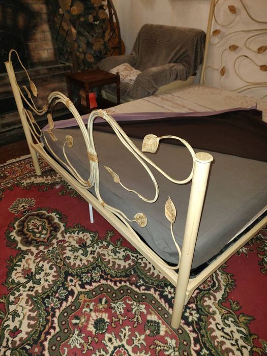 Большая  двуспальная кованная кровать .