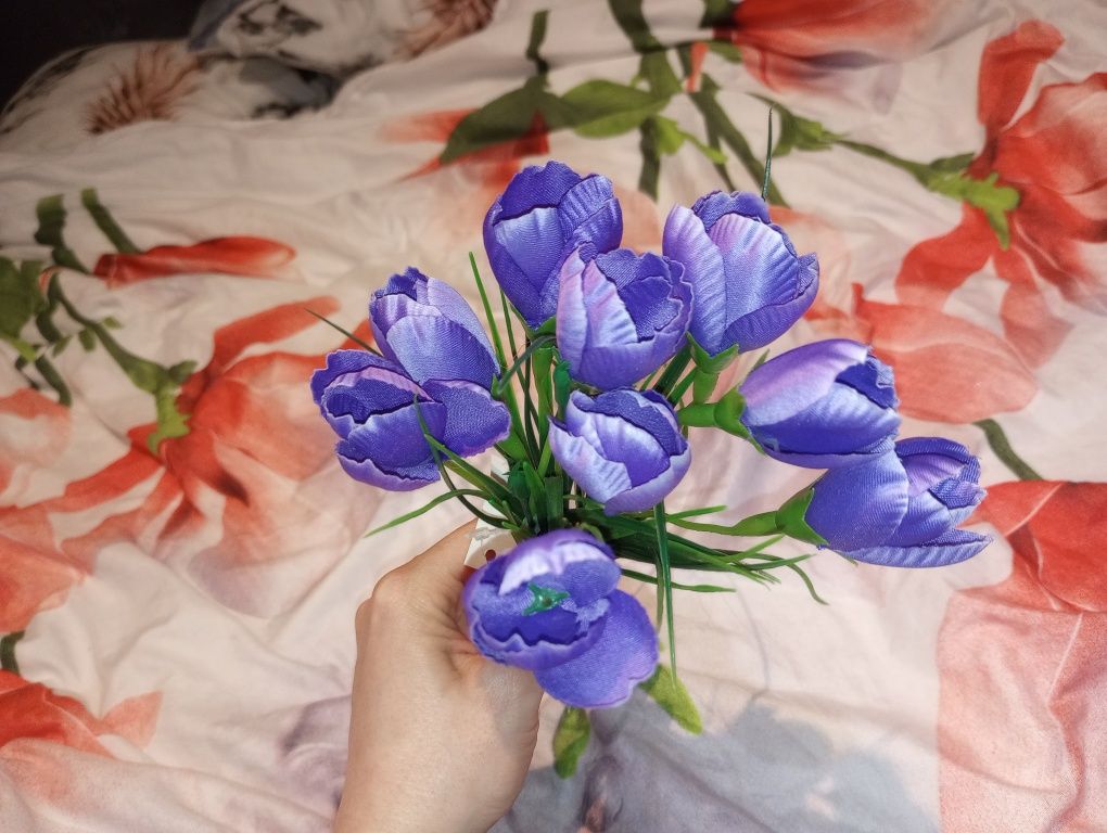 Bukiet wiosennych kwiatów krokusów wiązanka wiosenna 35 cm