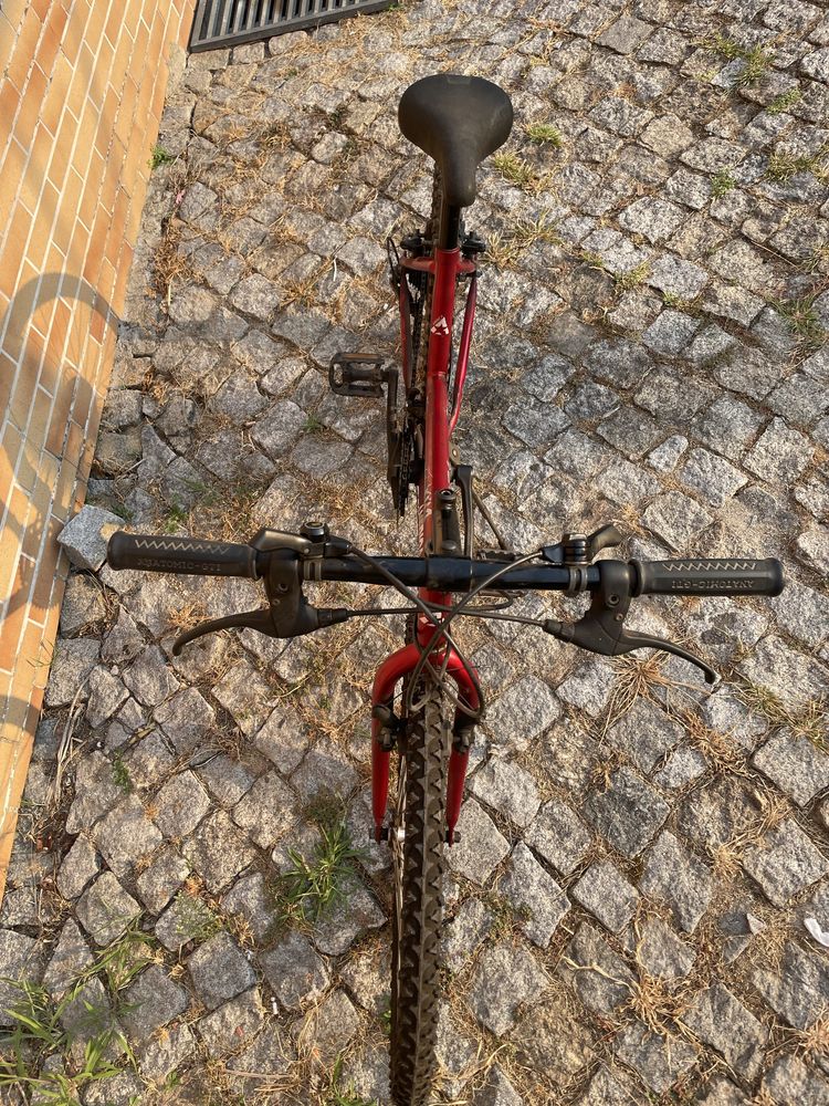 Bicicleta MTB com mudanças Shimano