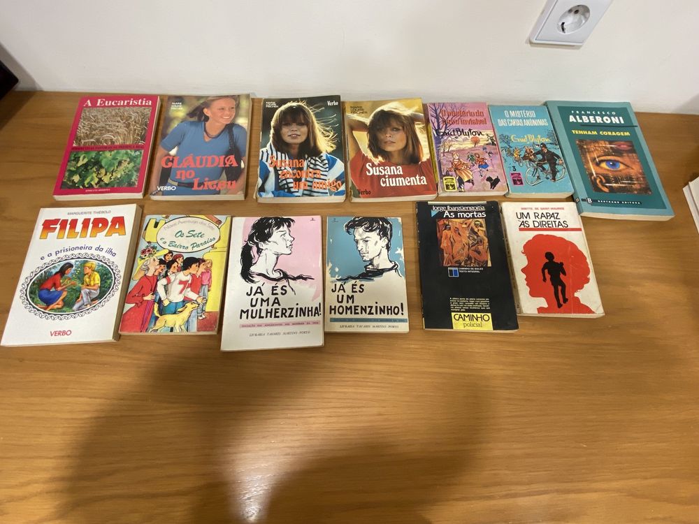 Conjunto de livros antigos