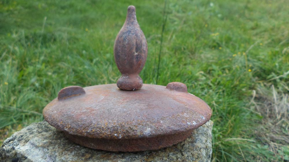 stara pompa abisynka zwieńczenie pokrywa żeliwo