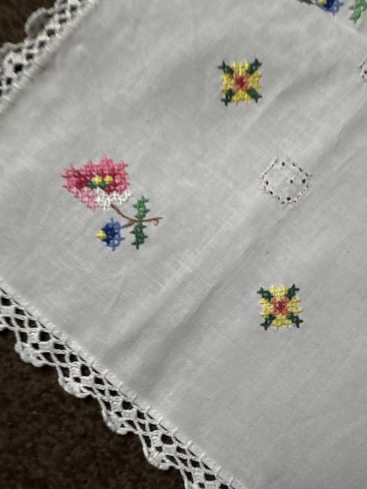Bieżnik szydełkowy ręcznie haftowany  z koronkami