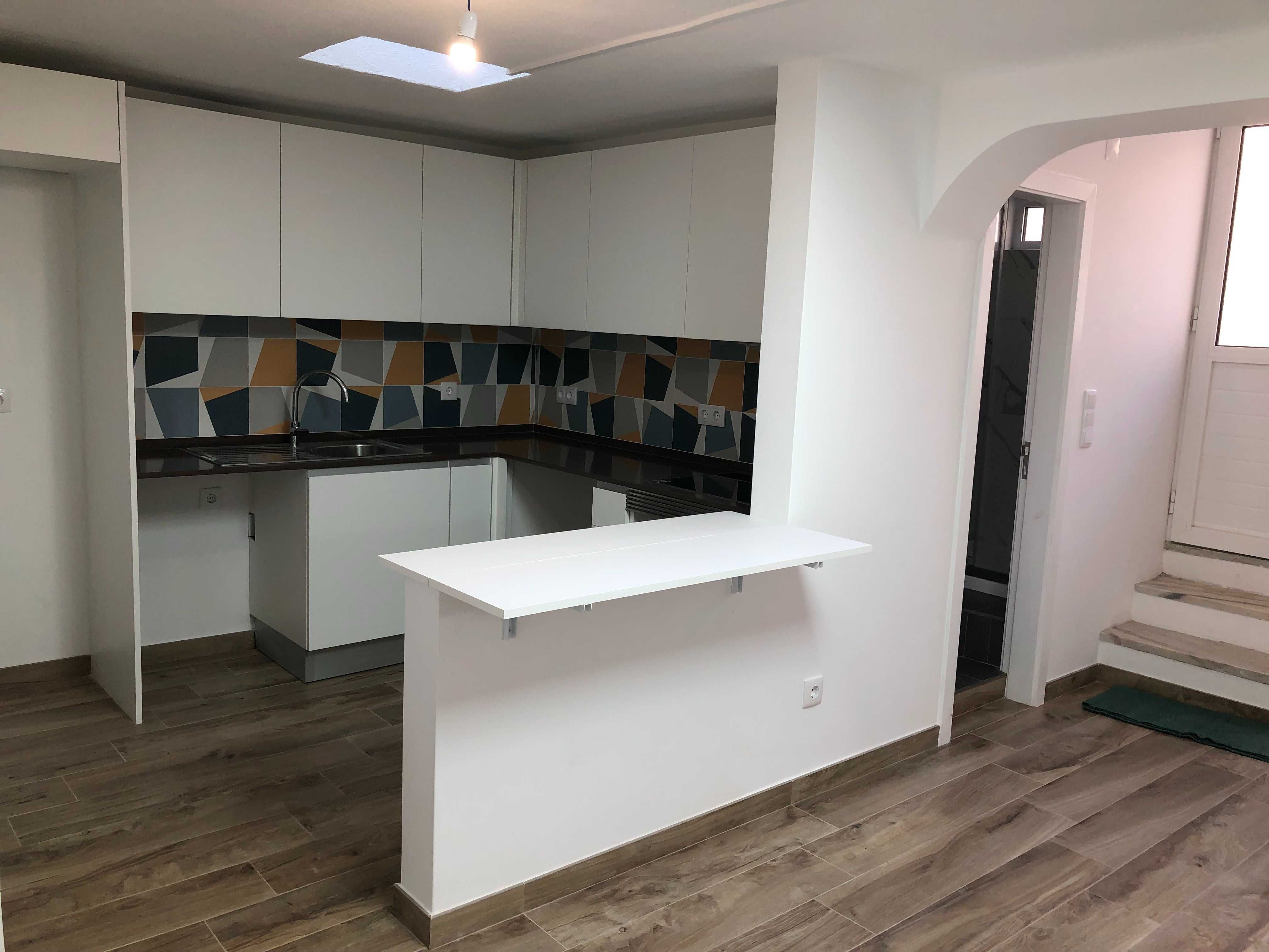 T2 na Graça, remodelado e cozinha semi-equipada. Terraço c vista ampla