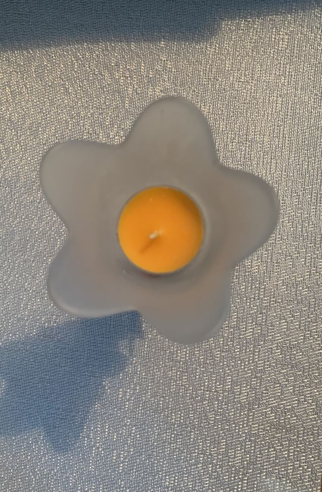 Świecznik szklany zdobiony pomarańczowy kwiat