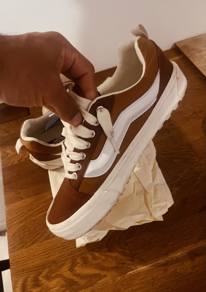 Vans Knu Skool cor marrom com dois atacadores