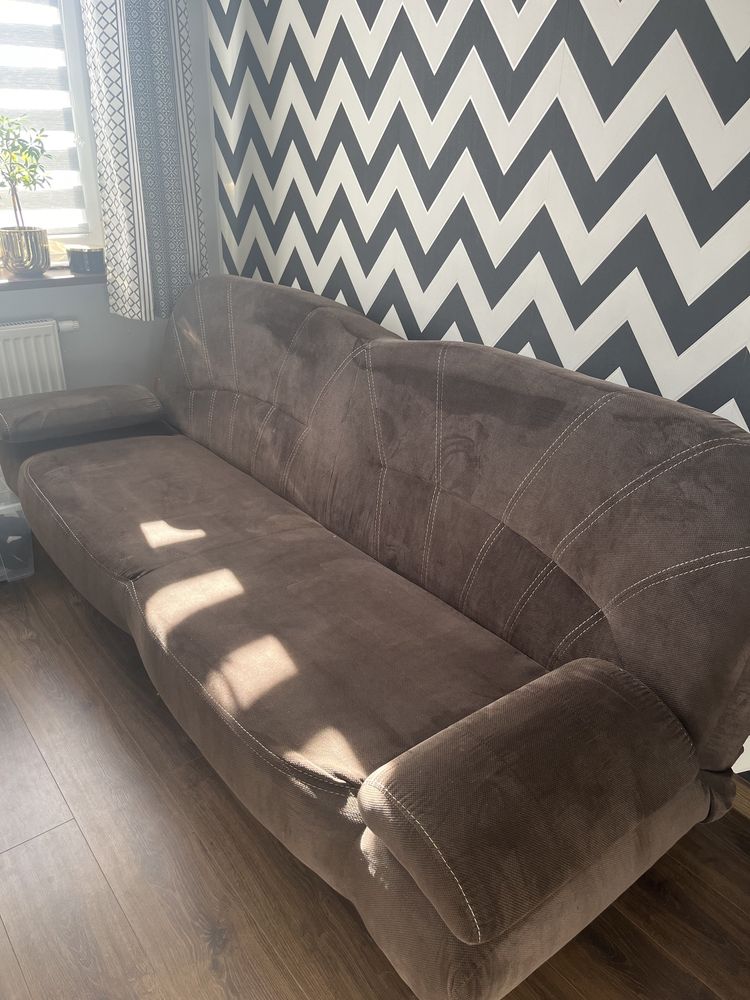 Brązowa sofa rozkładana