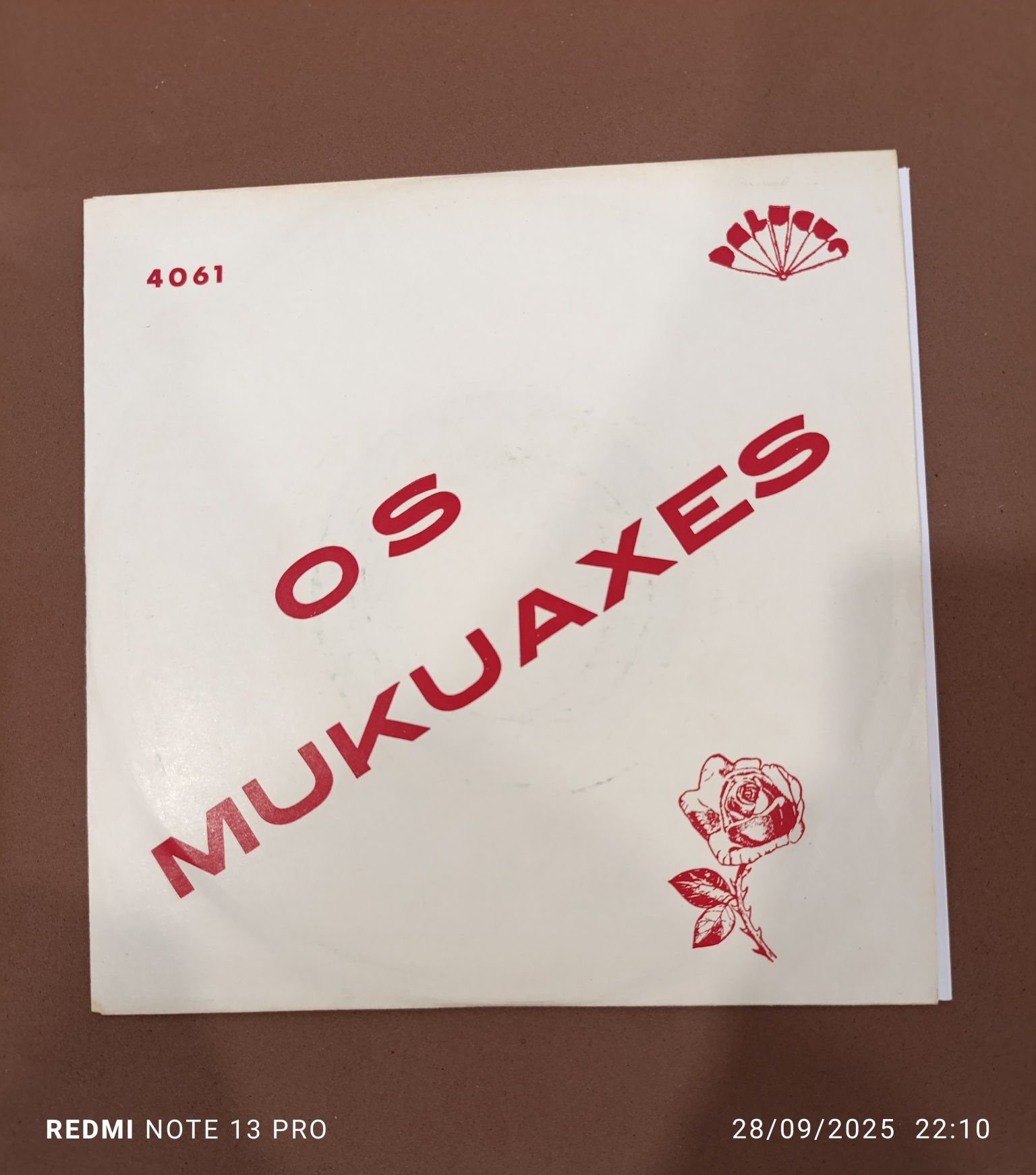 Os Mukuaxes Single África