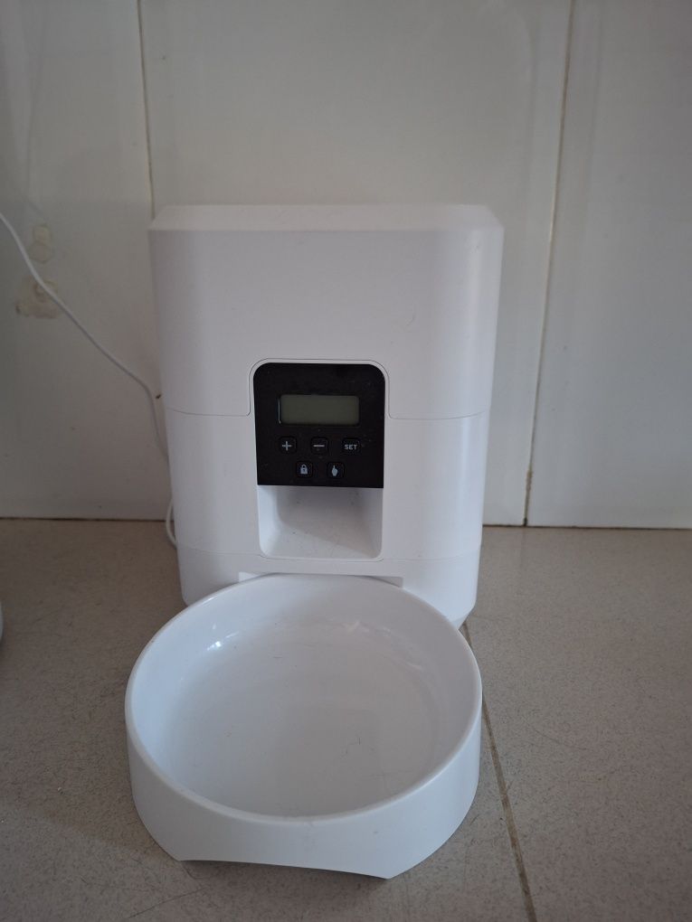 Alimentador automatico para gatos