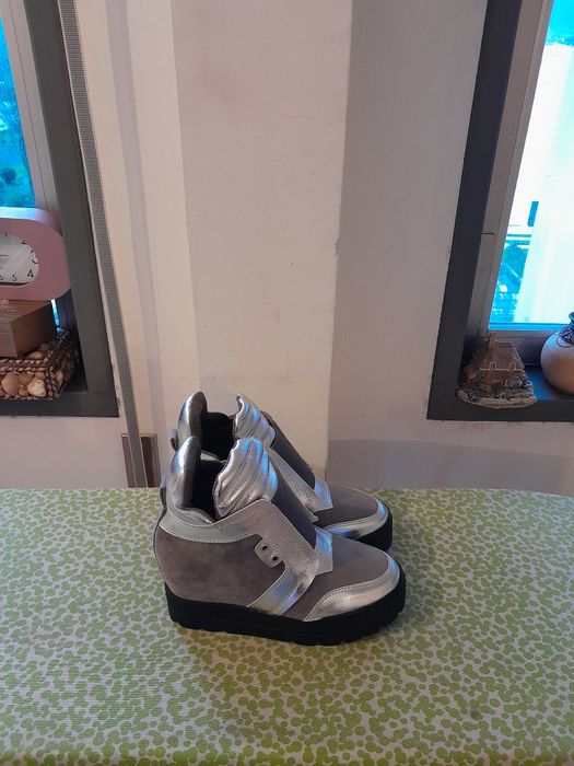 Vendo Botas de Senhora muito bonitas como novas