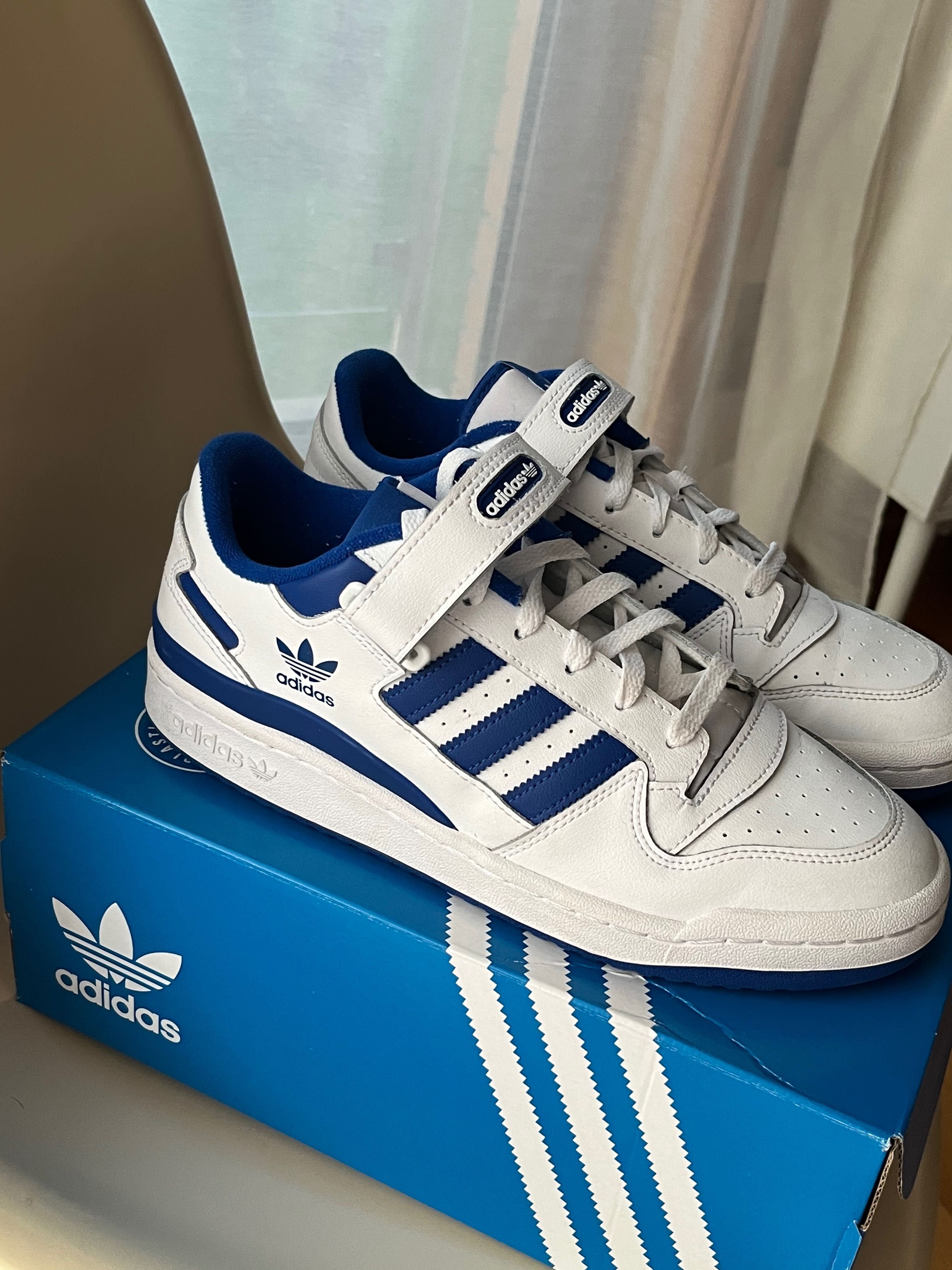 Sapatilhas Adidas Fórum brancas e azuis