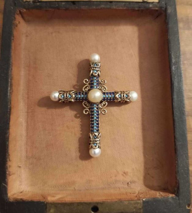 Cruz em prata com Rodonitas azuis e turquesas.