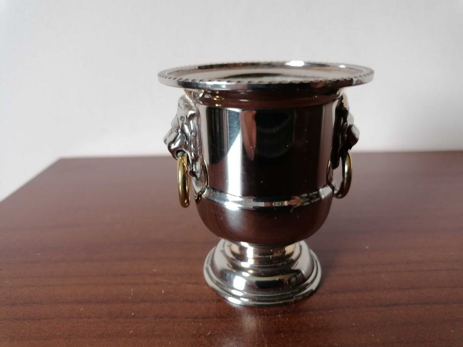 Nieduża, posrebrzana waza z uchwytami w kształcie lwów, sygnowana