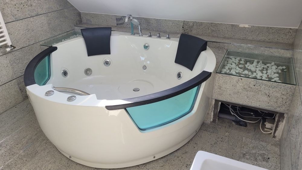 Duża wanna z hydromasażem