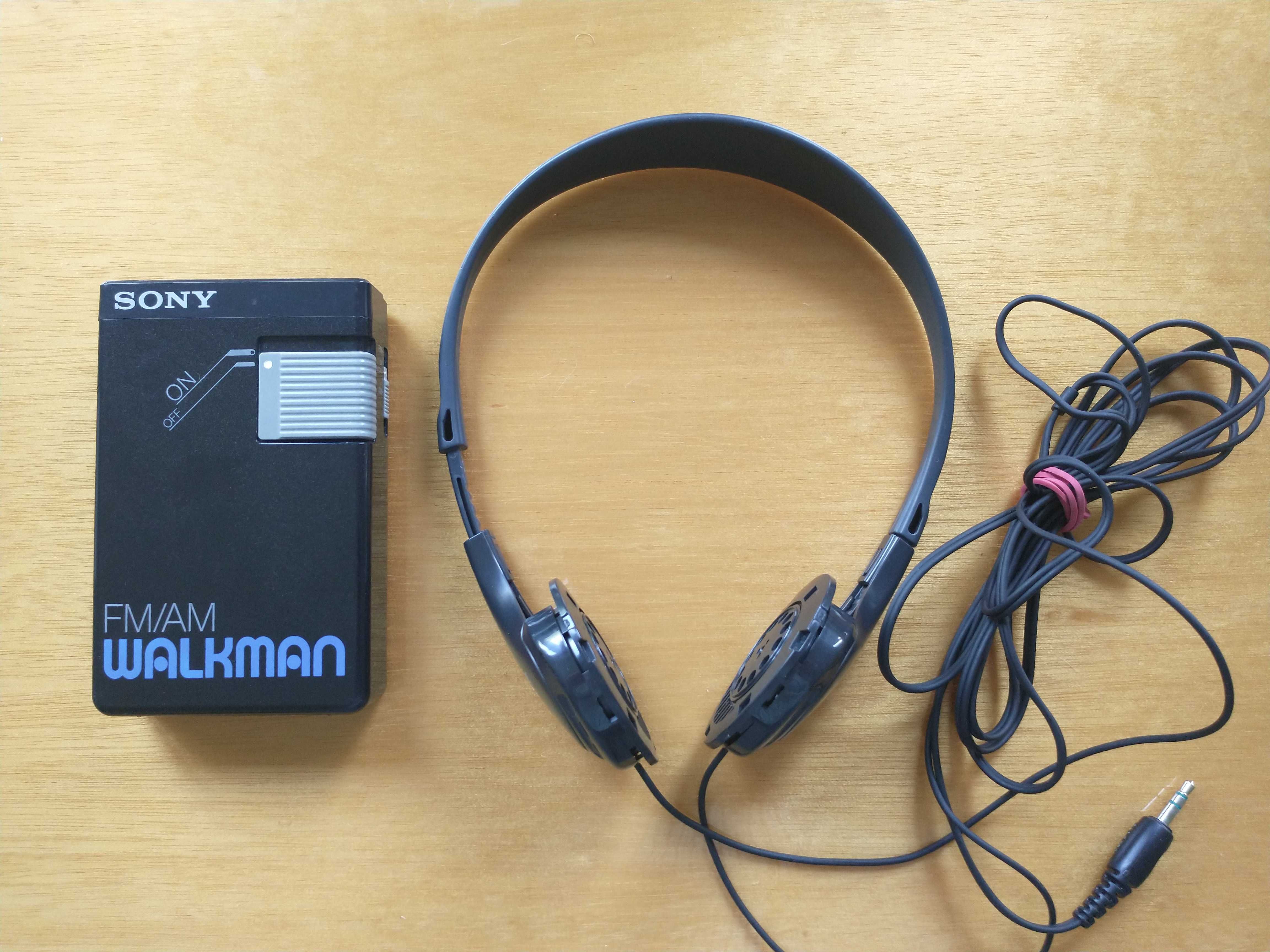 Sony SRF-21W  Walkman FM/AM Radio + słuchawki MDR-15 vintage