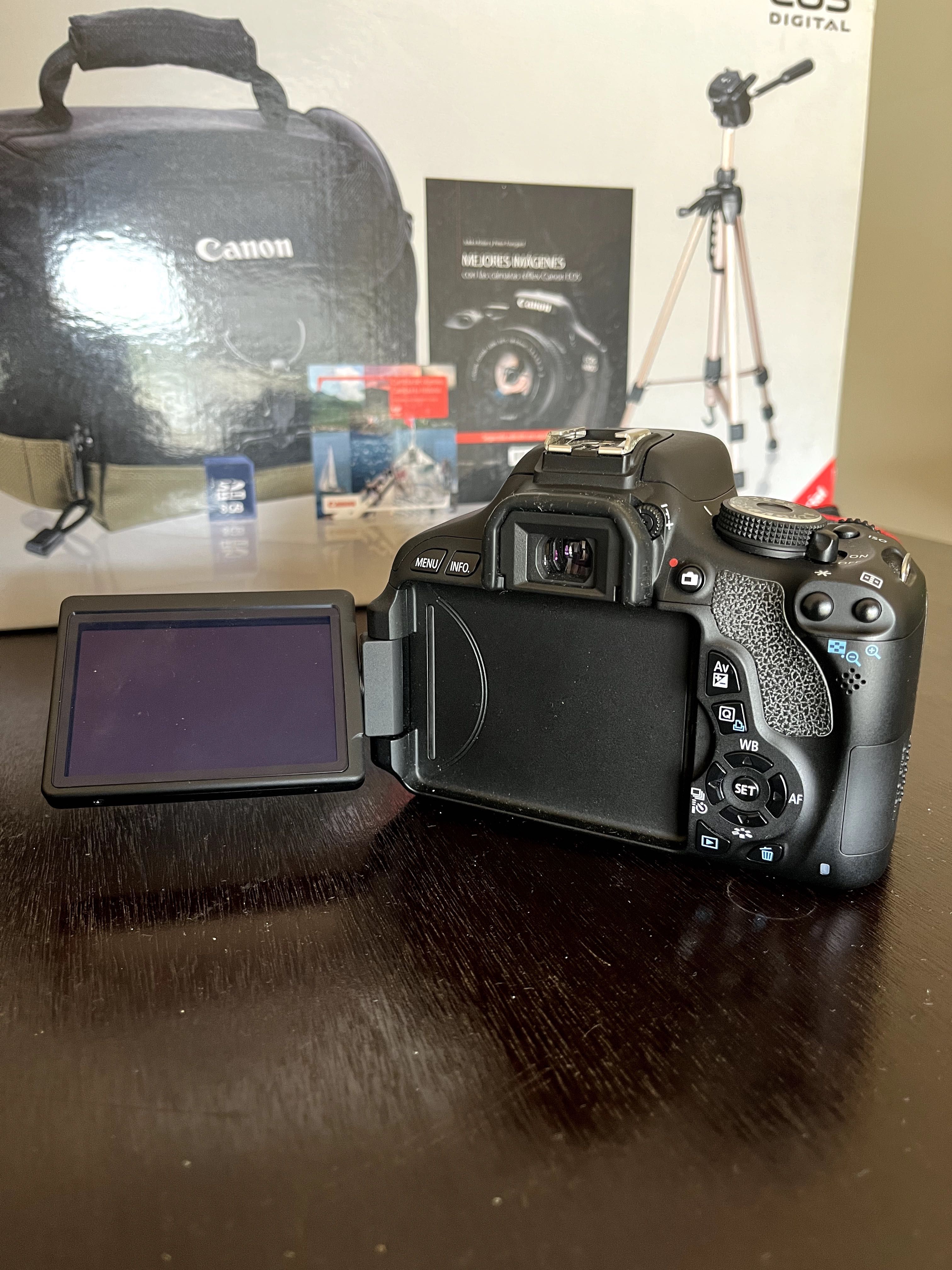 CANON EOS 600D + Objetivas de 18-55 mm / 50mm + acessórios