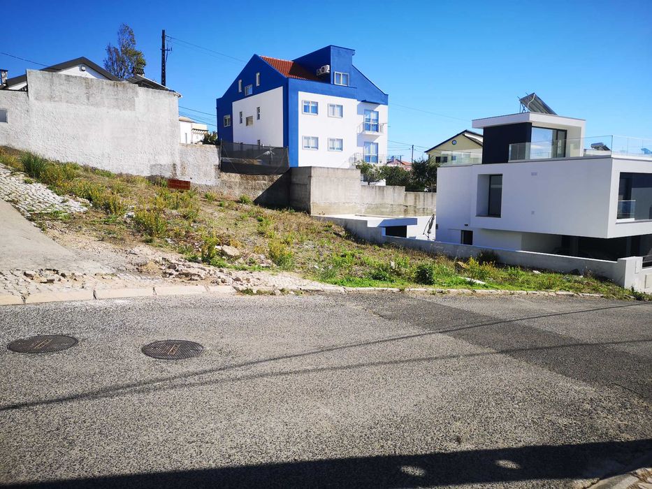 Terreno urbano em Famões