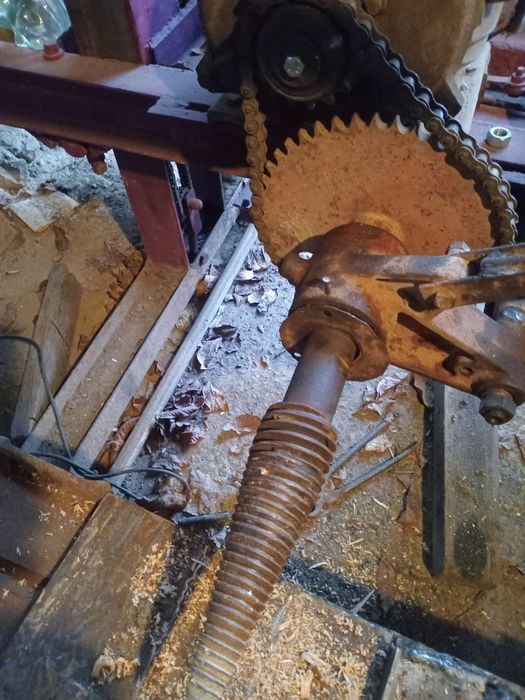 Стрічкова пилорама з колуном.