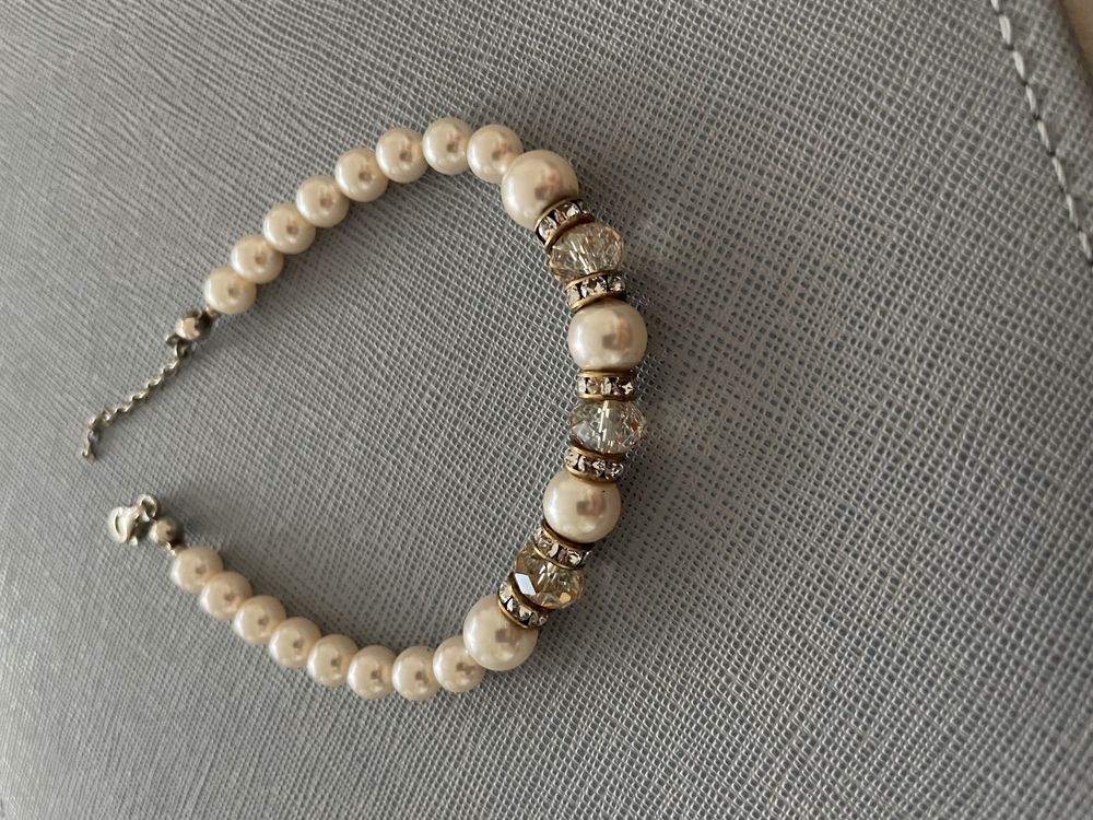 Zestaw biżuterii z perłami kolczyki i bransoletka