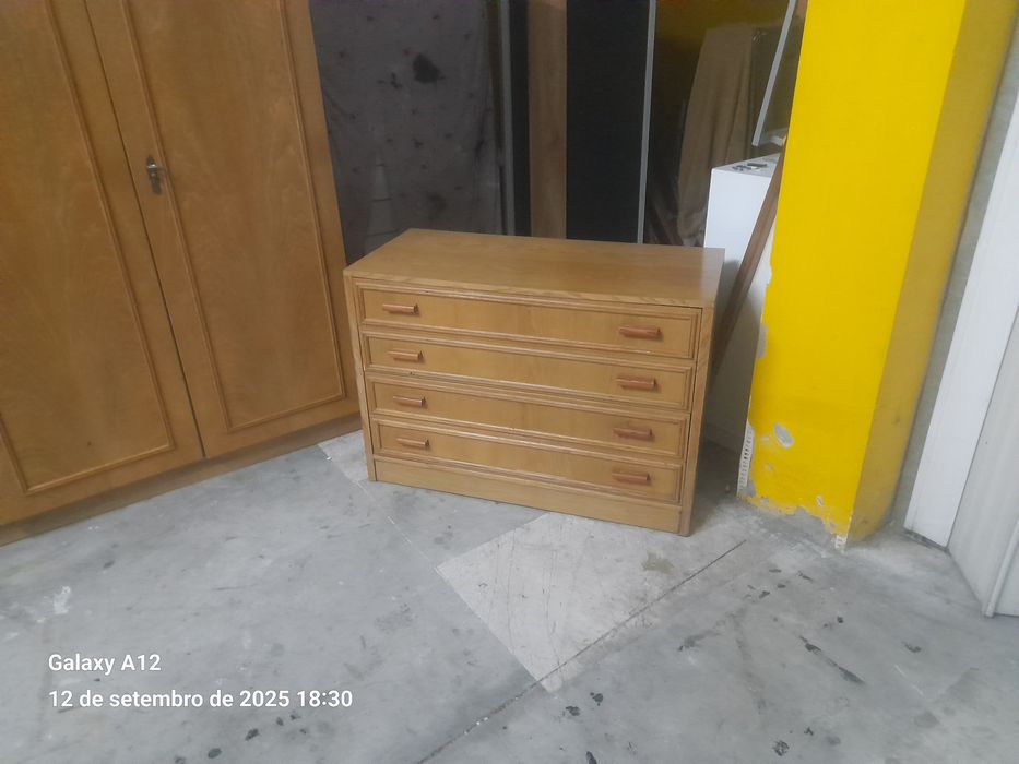 Cama solteiro,comoda,mesinha